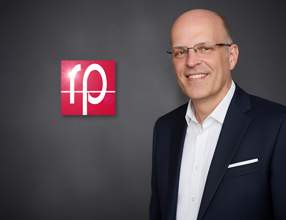 Das Bild zeigt Kompetenz im Accounting, in der Fibu und in der externen Lohnbuchhaltung, nämlich den Bilanzbuchhalter, Finanzbuchhalter, Buchhaltroniker und Lohnbuchhalter Ralf Przybilla in Kaiserslautern vor dem Logo seines Buchführungsbüros, das digital vor allem Fibu realisiert, optional auch Lohn- und Gehaltsabrechnungen für Unternehmen mit bis zu 25 Mitarbeitern bearbeitet, etwa aus Pharma, IT, Technologie, Automobilindustrie, Mode. Der DATAC Buchhaltungsservice Ralf Przybilla zeigt schon im Bild große Professionalität, die beispielsweise Mandanten in Frankfurt, in Mannheim und in Karlsruhe nützt. Der Accountant trägt Blau und vervollständigt so das rot-blaue Branding des Büros für externe Buchführung, für Financial Accounting und Payroll Accounting, das in Deutschland, in der Schweiz, in der weiteren EU und in UK gefragt ist. Ob Euro, Dollar, Britisches Pfund, Schweizer Franken oder Chinese Yuan: Mittels DATAC werden Geldströme sicher digital erfasst und zu einer wertvollen Entscheidungshilfe für Businessleader.